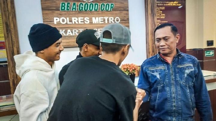 Kasus pembunuhan anggota TNI di Jakarta Selatan berakhir damai, pacar Nikita Mirzani bebas.