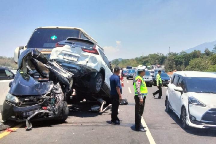 Kecelakaan berlanjut di Tol Semarang-Solo, banyak mobil yang menumpuk