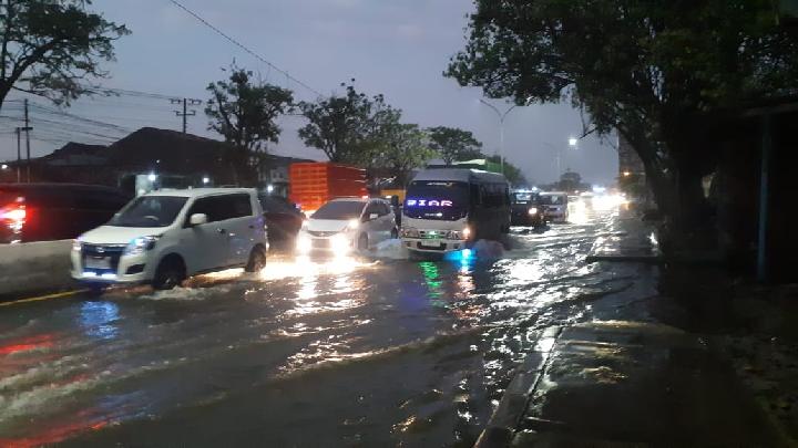 Banjir melanda Semarang;  Kebanyakan sepeda motor mogok
